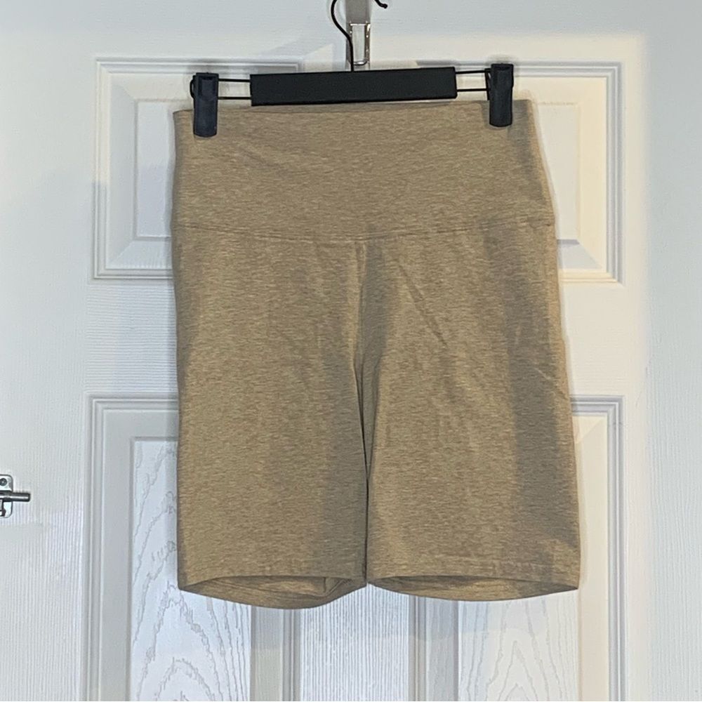 Aritzia TNA High Rise Bike Shorts Beige Size Medium